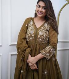 Women Floral Embroidered Panelled Thread Work Kurta with Trousers & With Dupatta