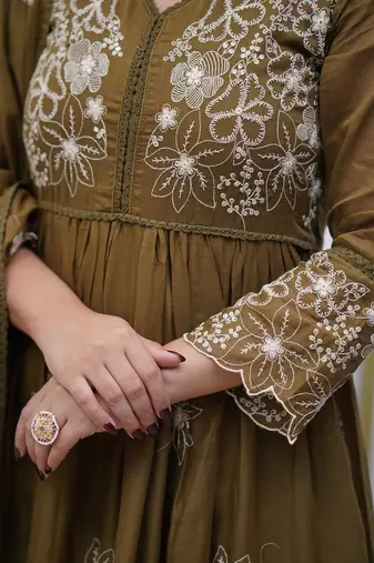 Women Floral Embroidered Panelled Thread Work Kurta with Trousers & With Dupatta