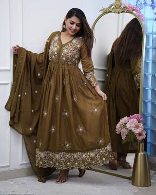 Women Floral Embroidered Panelled Thread Work Kurta with Trousers & With Dupatta 1