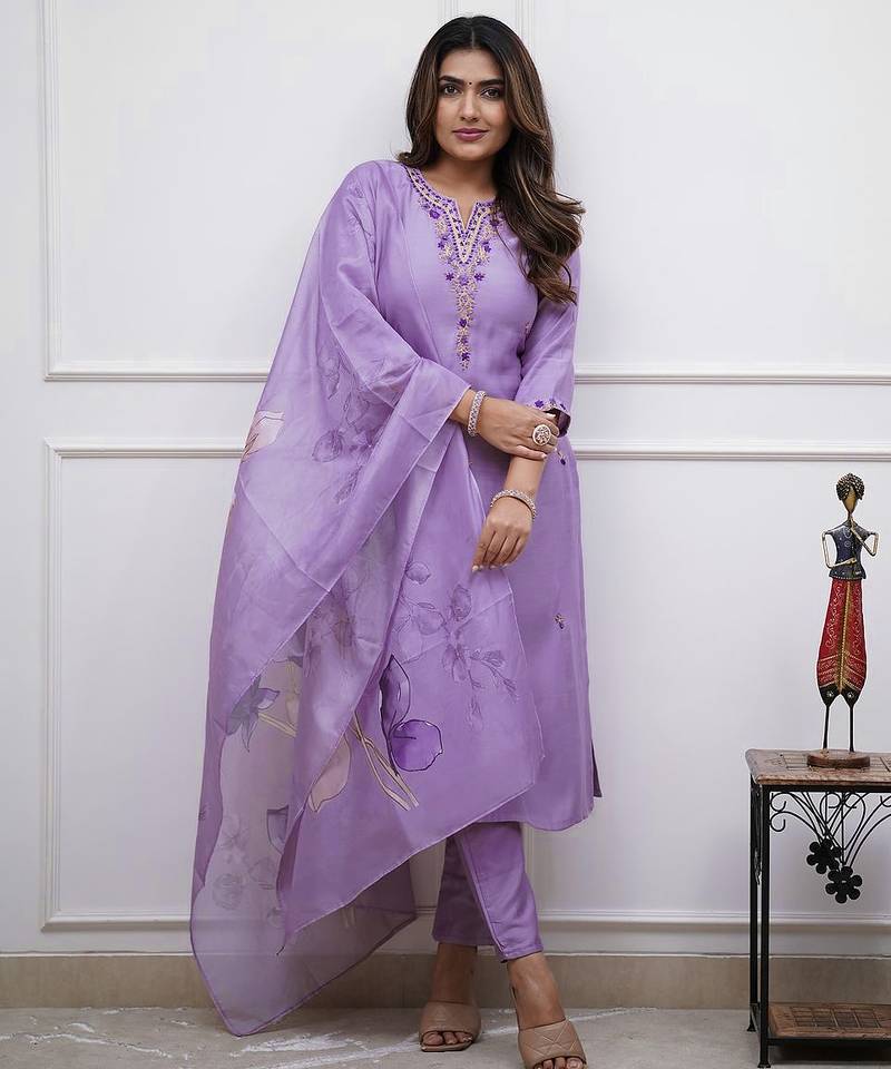 Women Floral Embroidered Regular Thread Work Kurta with Churidar & With Dupatta