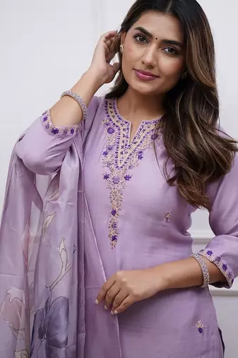 Women Floral Embroidered Regular Thread Work Kurta with Churidar & With Dupatta