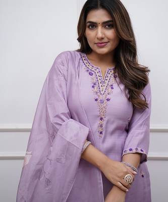 Women Floral Embroidered Regular Thread Work Kurta with Churidar & With Dupatta 5