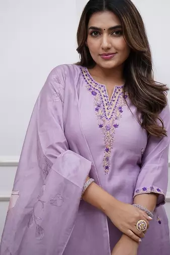 Women Floral Embroidered Regular Thread Work Kurta with Churidar & With Dupatta