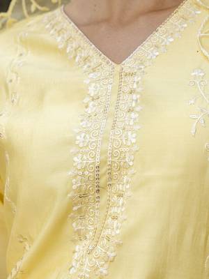 yellow silk embroidered kurta set with floral work 4