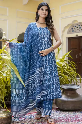 Women cotton blend kurta pant dupatta set