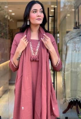 pink hand embroidered cotton kurta set 3