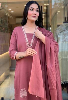 pink hand embroidered cotton kurta set 4