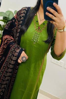 green floral embroidered cotton v neck kurta set 2
