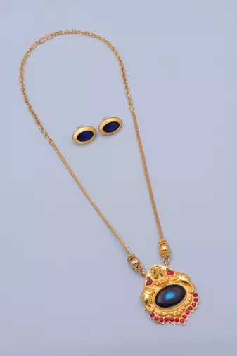 gold alloy jewellery set with blue pendant work