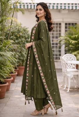 mehendi silk kurta set with thread embroidery 3