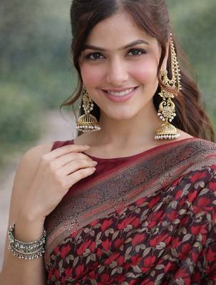 Maroon silk blend banarasi saree with unstitched blouse piece 2