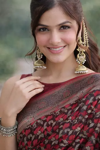 Maroon silk blend banarasi saree with unstitched blouse piece