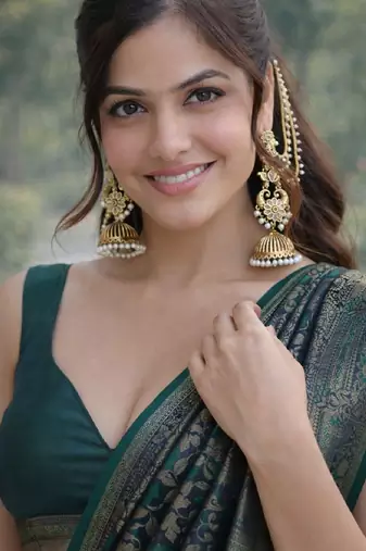 Green silk blend banarasi saree with unstitched blouse piece
