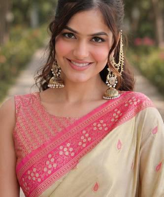 Cream silk blend banarasi saree with unstitched blouse piece 2