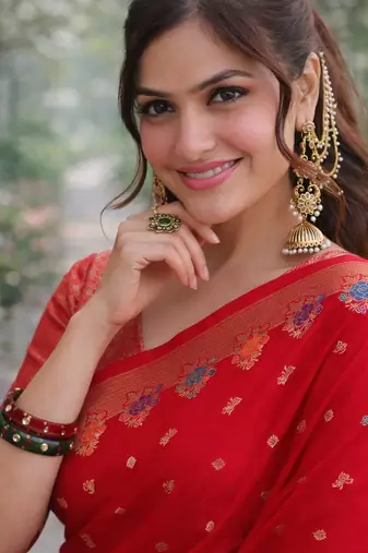 Red silk blend banarasi saree with unstitched blouse piece