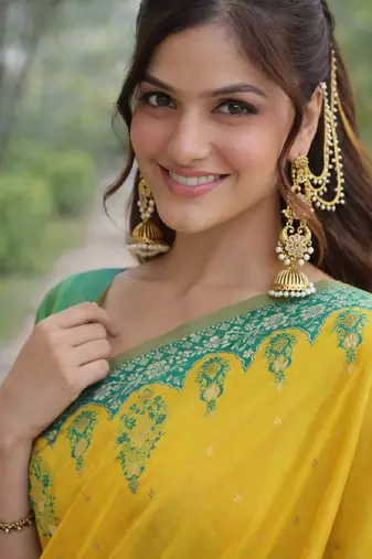 Yellow silk blend banarasi saree with unstitched blouse piece
