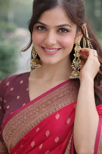 Pink silk blend banarasi saree with unstitched blouse piece