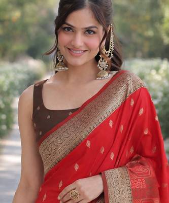 Red silk blend banarasi saree with unstitched blouse piece 5