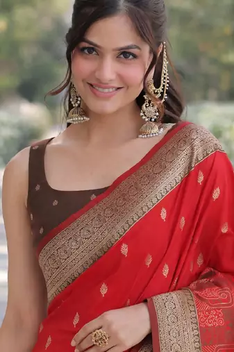 Red silk blend banarasi saree with unstitched blouse piece