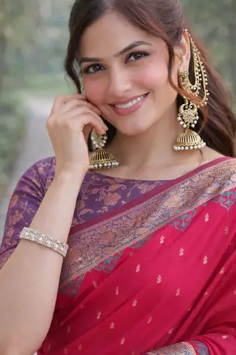Pink silk blend banarasi saree with unstitched blouse piece