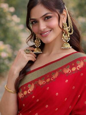 Red silk blend banarasi saree with unstitched blouse piece 2