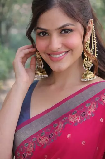 Pink silk blend banarasi saree with unstitched blouse piece