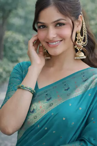 Rama silk blend banarasi saree with unstitched blouse piece