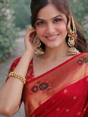 Red silk blend banarasi saree with unstitched blouse piece 2