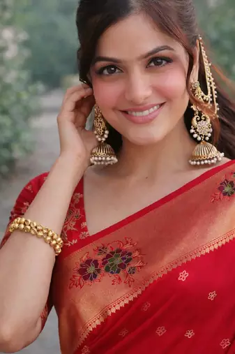 Red silk blend banarasi saree with unstitched blouse piece