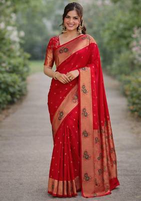 Red silk blend banarasi saree with unstitched blouse piece 3