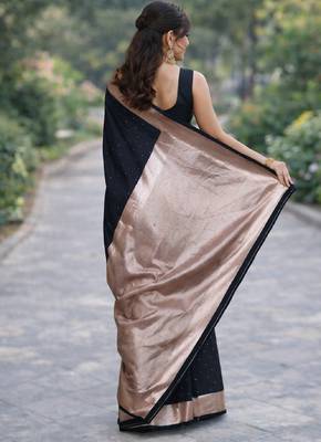 Black silk blend banarasi saree with unstitched blouse piece 4