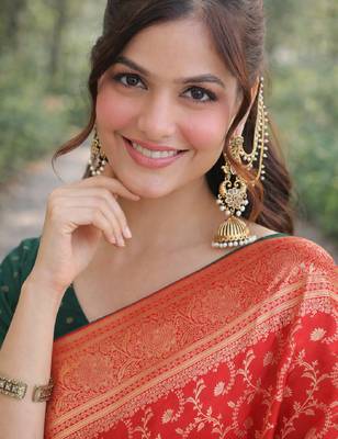 Red silk blend banarasi saree with unstitched blouse piece 2