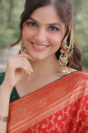 Red silk blend banarasi saree with unstitched blouse piece