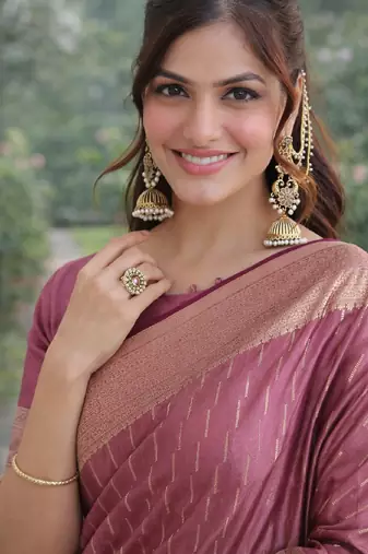 Onion silk blend banarasi saree with unstitched blouse piece