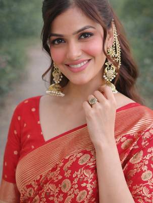 Red silk blend banarasi saree with unstitched blouse piece 2