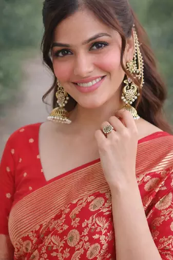 Red silk blend banarasi saree with unstitched blouse piece