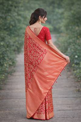 Red silk blend banarasi saree with unstitched blouse piece 4