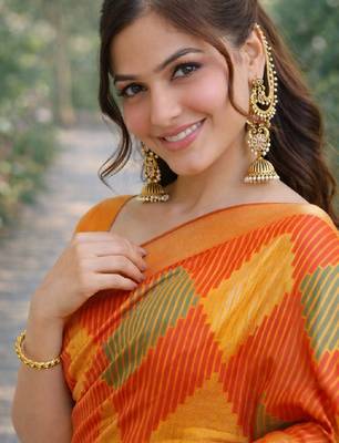 Orange silk blend banarasi saree with unstitched blouse piece 2