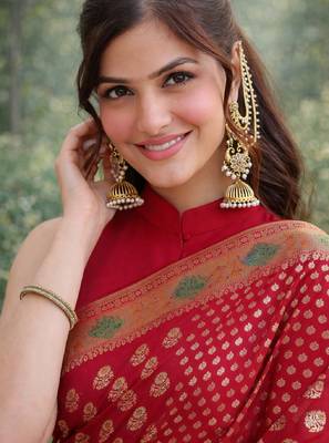 Red silk blend banarasi saree with unstitched blouse piece 2