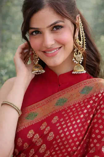 Red silk blend banarasi saree with unstitched blouse piece