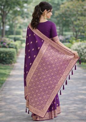 Wine silk blend banarasi saree with unstitched blouse piece 4