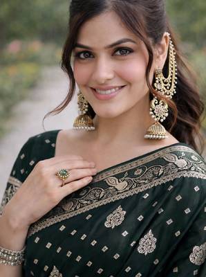 Green silk blend banarasi saree with unstitched blouse piece 2