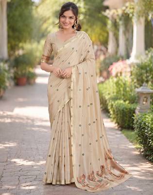 Off white red silk blend banarasi saree with unstitched blouse piece 3