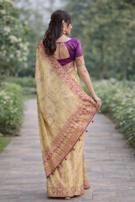 Cream silk blend banarasi saree with unstitched blouse piece 4