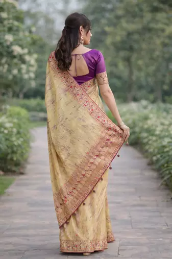 Cream silk blend banarasi saree with unstitched blouse piece