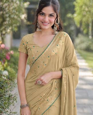 Cream silk blend banarasi saree with unstitched blouse piece 1