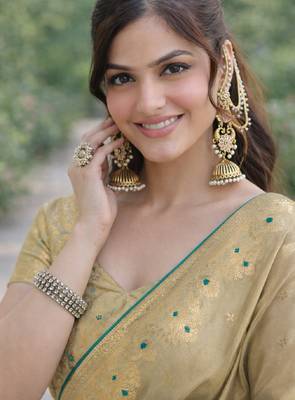 Cream silk blend banarasi saree with unstitched blouse piece 2