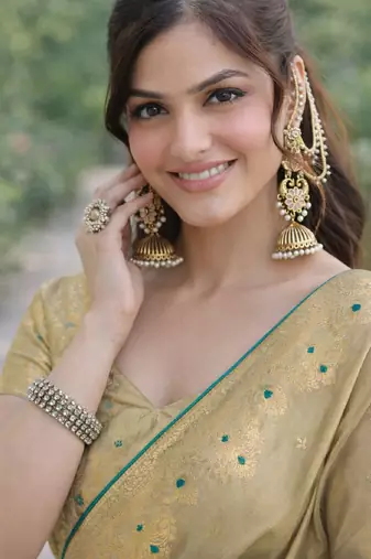 Cream silk blend banarasi saree with unstitched blouse piece