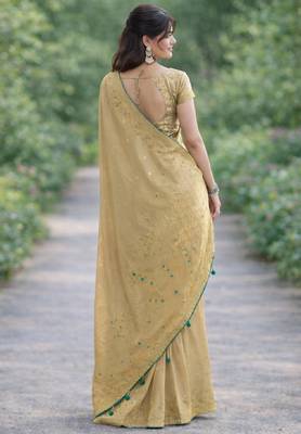 Cream silk blend banarasi saree with unstitched blouse piece 4