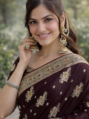 Maroon silk blend banarasi saree with unstitched blouse piece 2